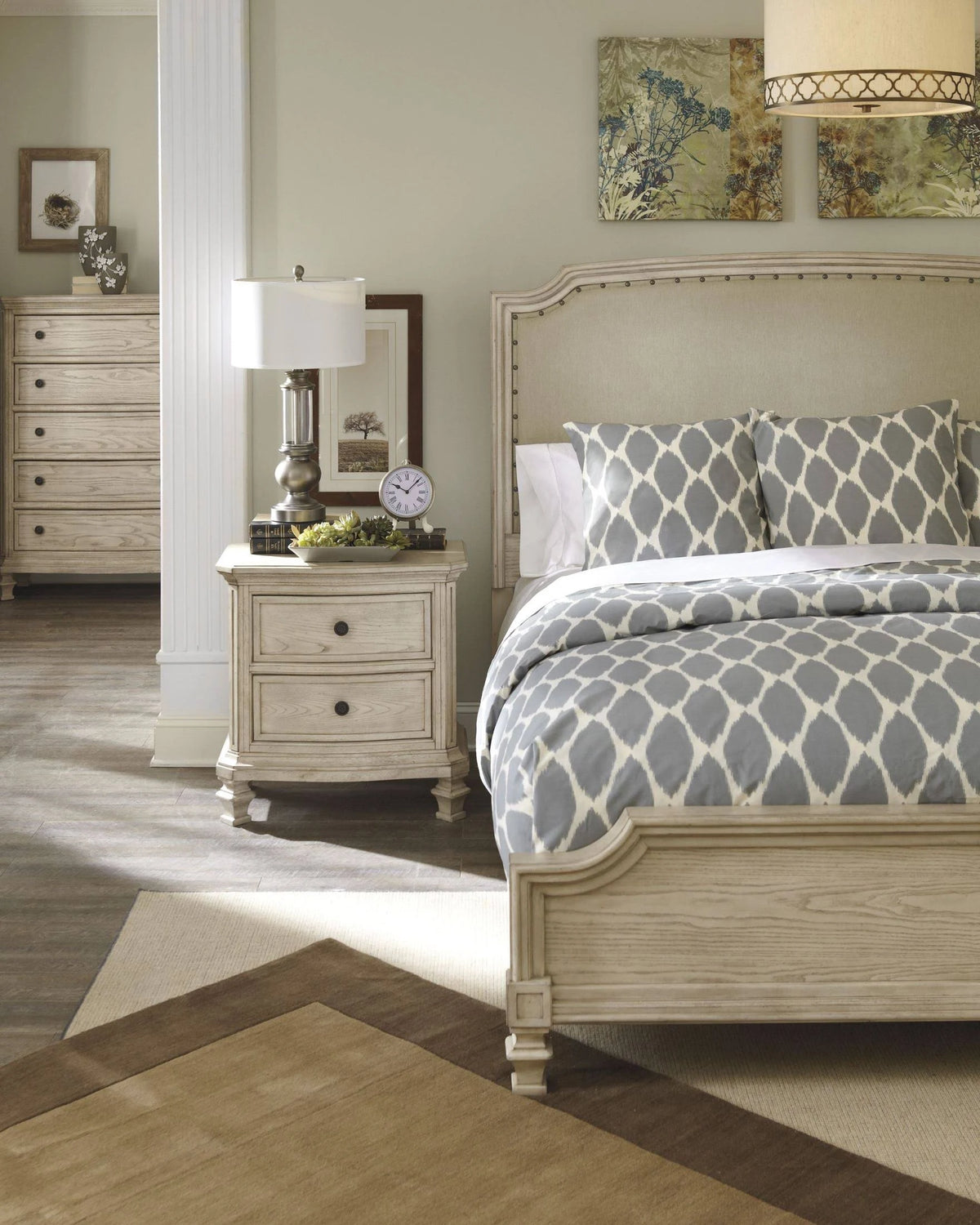Queen Upholstered Panel Bed E1552